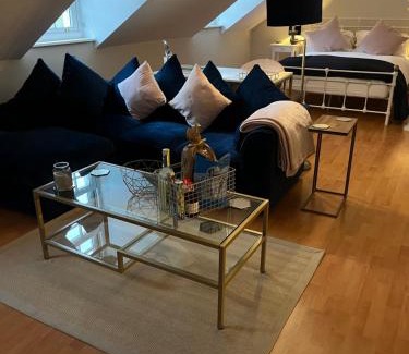 Aldermaston Wharf Apartment | The Pheasantry - guest house in beautiful rural location