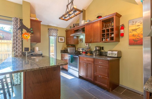 Mount Hood Village House | “The Pickle” Cabin Mt Hood - Hot Tub/Fire Pit/Pool/Tennis/Wifi/Parking