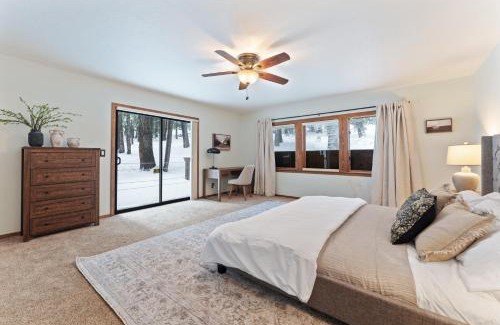 Kingswood Estates House | The Pinecrest Retreat- 10 mins to NorthStar! Hot Tub, Large Deck, Views, and Games