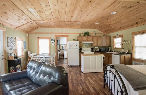 Durants Neck Cottage | The Pinewood Guesthouse ~Jacuzzi Tub~Fire Pit~Wi-fi~Getaway~Near Croquet Club