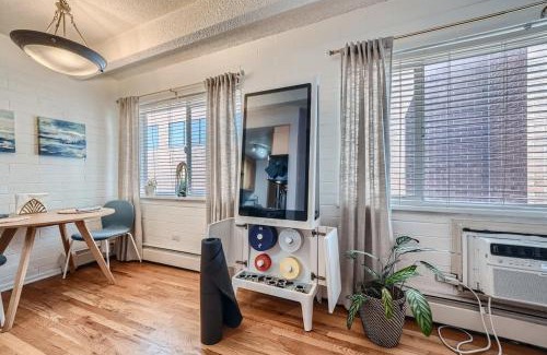 Speer Apartment | The Pink Pearl 1BD 30 Day Pool Wash Park West