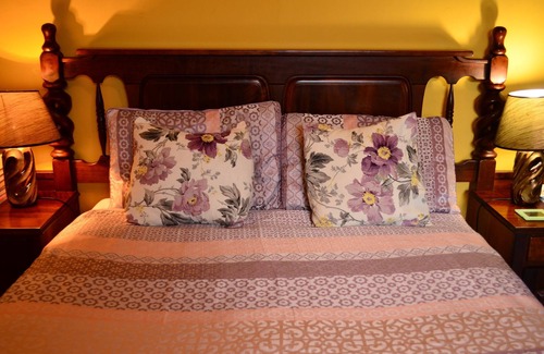 Walmer Bed & Breakfast | The Plump Pelican, double room in a private home, self-catering