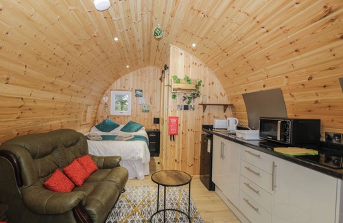 Bushton Cottage | THE PODDY, pet friendly, with a garden in Lyneham