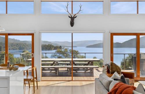 Taylor Bay House | The Point Lakehouse Taylor Bay