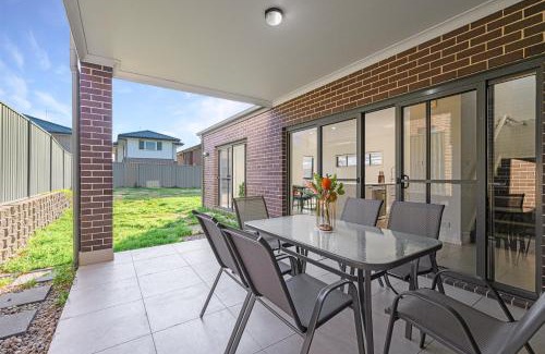 The Ponds House | The Pond sweet 4 br home by Coles with garage&WiFi