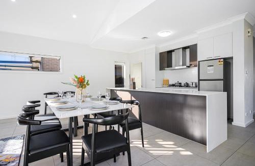 The Ponds House | The Pond sweet 4 br home by Coles with garage&WiFi