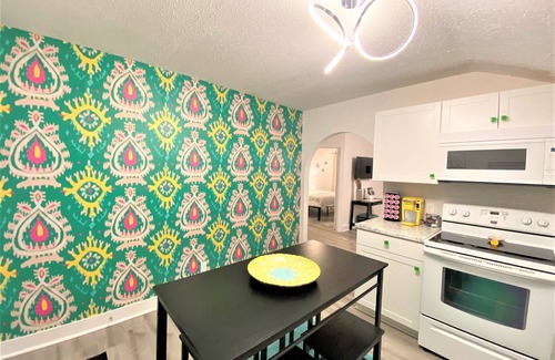 Livingston House | The Posh- Downtown by the square & park