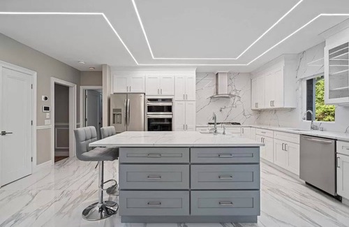 West Bay Shore House | The President MansionnLuxurious Family Retreat - 1.5 Miles to Beach
