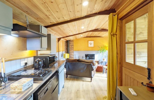 Billingshurst Cabin | The Quail Cabin - sleeps 2 guests in 1 bedroom