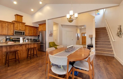 Sisters House | The Quails Nest - charming 3 bedroom 2.5 bath with fireplace in Sisters Oregon