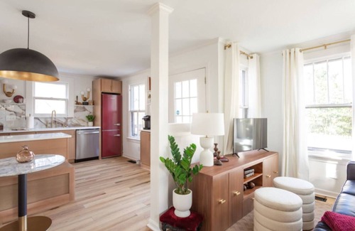 Historic Oakwood Condo | The Quaint Quarters-Oakwood/Modern Chic- Pets OK