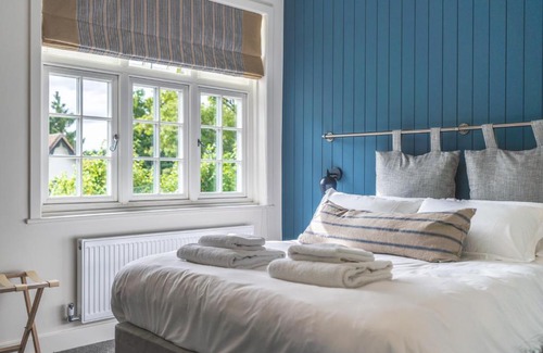 Leatherhead Apartment | The Queen Stage