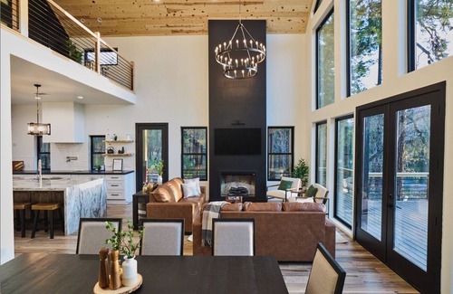 Alpine Cabin | The Raven House, beautiful mountain views, Sleeps 10!