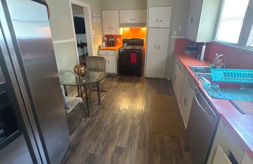 Beaumont House | The Red Door Home 2-bedroom house with WiFi and AC in beautiful Beaumont
