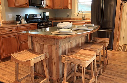 Woodfin Cottage | The Red Hen Cottage-Asheville-with Hot Tub and EV charger!