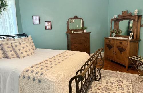 Guthrie House | The Redbud Room at The Judges Chambers