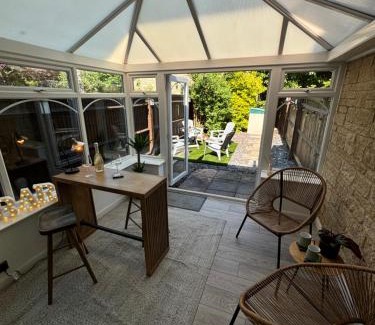 Bicester House | The Redwing Retreat Bicester Village Free Parking Whole House & Garden