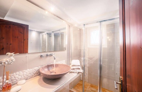 Kalamaki House | The Residence is a private villa with many home from home touches