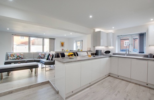 Holt House | The Retreat - Three Bedroom House, Sleeps 6