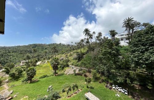 Mount Abu House | The Retro Glass House