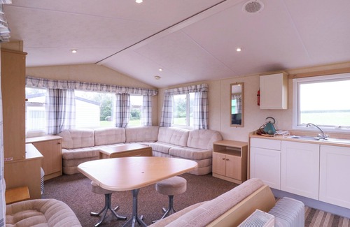 Saint Osyth Cottage | THE RICHMOND, pet friendly, with a garden in St. Osyth