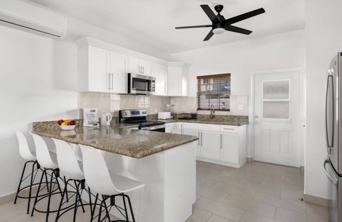Cockburn Town House | The Ridge: 2 BDR Villa