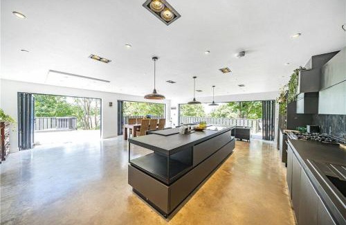 Belvedere Villa | The Ridge London - Luxury Designer Villa with hot tub and sauna, Bexley borough of London