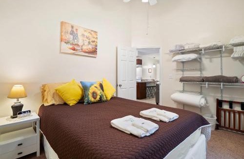 Geneva-on-the-Lake House | The Riesling Cottage - GOTL Strip - Cozy & Quaint