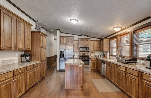 Leavenworth House | The River House, cozy riverfront home w/private hot tub & fire pit