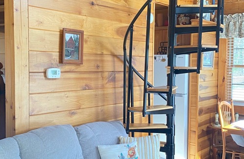 Lerona Cabin | The Robin a sweet cabin at Pipestem Place