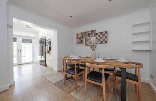 Pettits House | The Romford Oasis - Spacious 4 bedroom escape