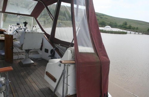 Mawr Boat Rental | The Rose - 37ft Lakeside Yacht with Hot Tub