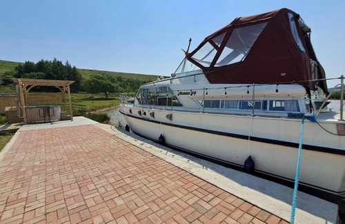 Mawr Boat Rental | The Rose - 37ft Lakeside Yacht with Hot Tub