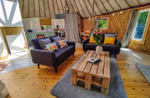 Radstock Cottage | THE ROUNDHOUSE, character holiday cottage in Stratton-On-The-Fosse