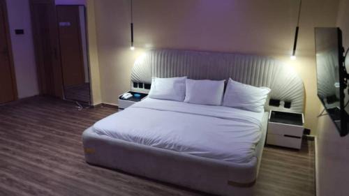 Mosogar Hotel | The Royal Hotel