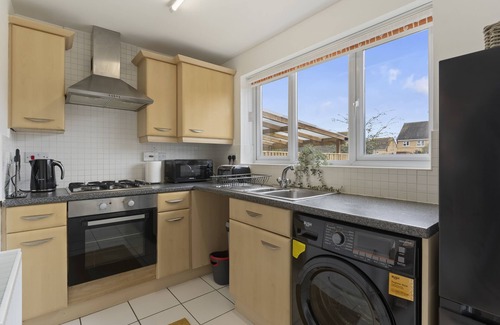 Peterborough House | The Royal Lakeview 4 Bed House with gated parking
