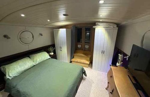 Staines Boat Rental | The Royal Marina Escape!