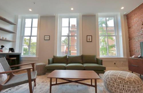 Old Town Alexandria Apartment | The Royal Suite at Prince Street Inn