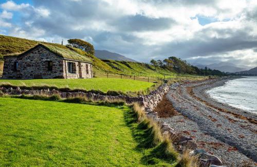 Ullapool House | The Ruin - Wood fired hot tub - Lochside - Dog friendly