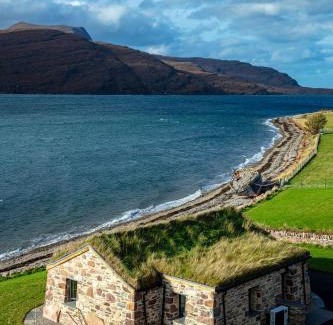 Ullapool House | The Ruin - Wood fired hot tub - Lochside - Dog friendly