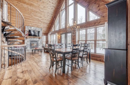 Notre-Dame-de-Pontmain Cabin | The Rustik Refuge a beautiful river view/spa chalet