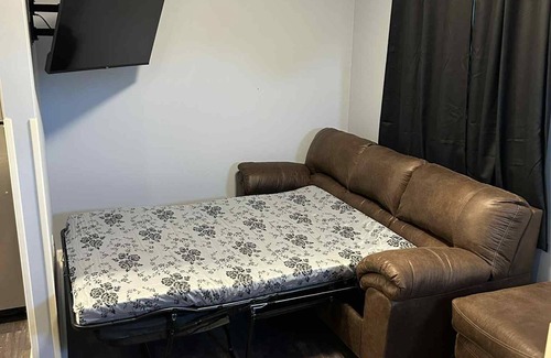 Renick Apartment | The Rustic Railroad Studio 5 Min to HWY 63 Kitchen + Washer/Dryer