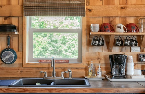 Kent Cabin | The Rustic Retreat: Elegant cabin with WiFi & AC in an enchanting location!