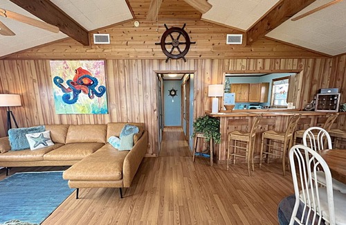 Crystal Beach House | THE RUSTY HOOK - Adorable beach cabin! 2 bed, 2 bath, sleeps 6