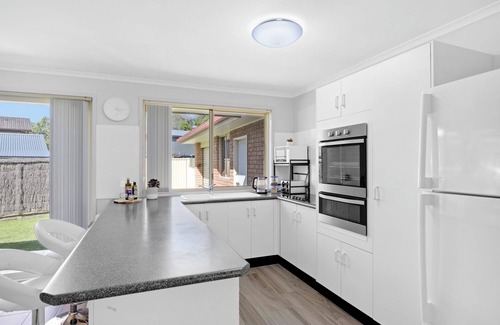 Mannering Park House | The Sailor's Haven - 200m from Boat Ramp!