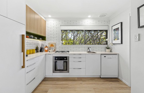 New Farm Apartment | The Sanctuary! 1Bed, 1Bath, 1Car, POOL~Teneriffe