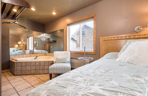 Farmington Hotel | The Sara Cochran | Jacuzzi Tub Historic Inn Room