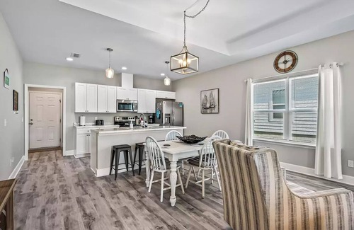 Carrabelle House | The Seabreeze Retreat with community pool