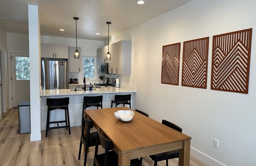 Alyeska House | The Seymour - Modern townhome with hot tub in Girdwood, AK