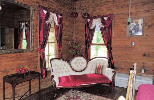 Palestine Bed & Breakfast | The Shady Lady Room at The Ranch at Walston Springs; Breakfast Included